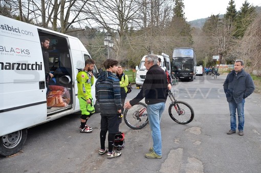 Sanremo: una raccolta firme per chiedere il servizio di trasporto biciclette in autobus verso San Romolo