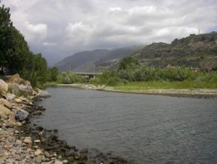 Continua a piovere ma la situazione è sotto controllo, insegna pericolante ad Imperia Continua a piovere ma la situazione è sotto controllo, insegna pericolante ad Imperia