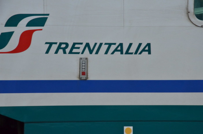 San Lorenzo al Mare: guasto al locomotore di un treno che rimane fermo qualche minuto in galleria