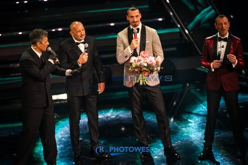 Siniša Mihajlović sul palco dell'Ariston al Festival di Sanremo Siniša Mihajlović sul palco dell'Ariston al Festival di Sanremo