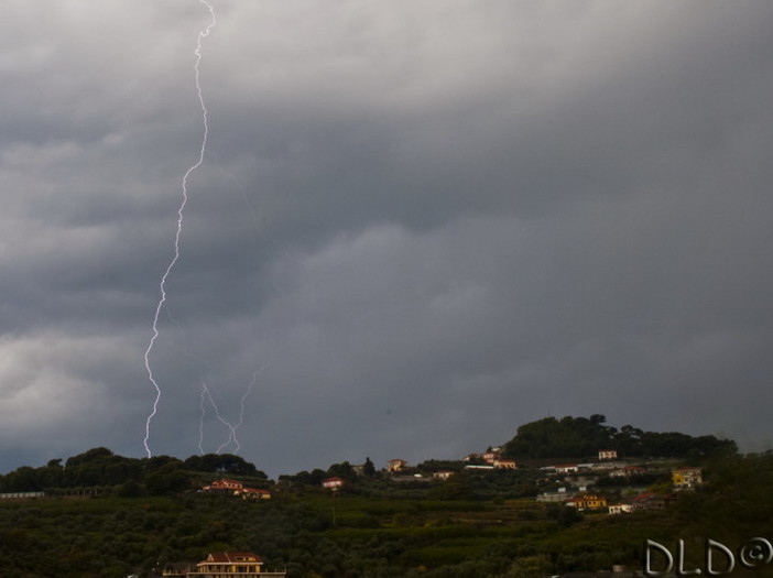 E' tornato il maltempo sulla nostra provincia, grandinata ed un fulmine su un albero a Ceriana
