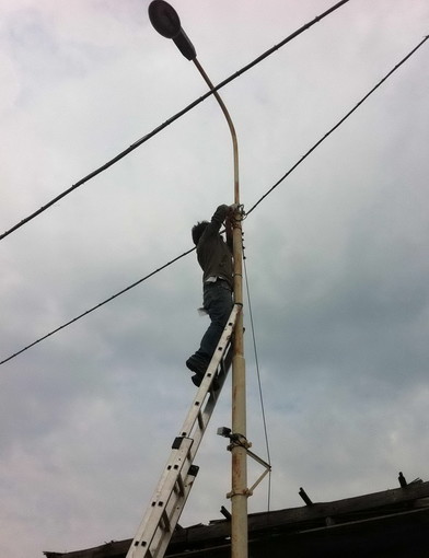 Discarica a cielo aperto in via Periane: i residenti comprano una telecamere, installata oggi
