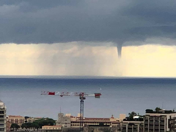 Maltempo in Costa Azzurra: le foto delle trombe marine al largo di Nizza e Montecarlo Maltempo in Costa Azzurra: le foto delle trombe marine al largo di Nizza e Montecarlo