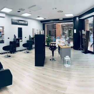 Lo staff di Team Ribelle ti aspetta per valorizzare e esaltare la bellezza dei tuoi capelli