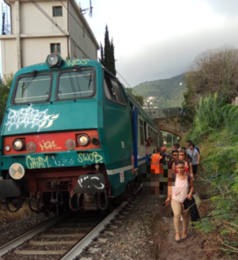 Dal savonese: morto travolto da un treno tra Alassio e Albenga, traffico ferroviario bloccato e previsti bus navetta