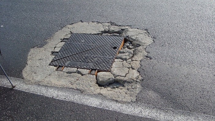 Ospedaletti: tombini e strade in pessime condizioni, la denuncia di un cittadino (Foto) Ospedaletti: tombini e strade in pessime condizioni, la denuncia di un cittadino (Foto)