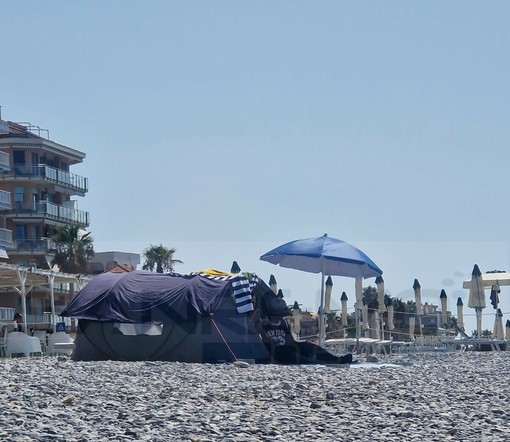 Ventimiglia, tenda sulla spiaggia da quattro giorni: una cittadina segnala il caso e denuncia "Nessuno interviene!"