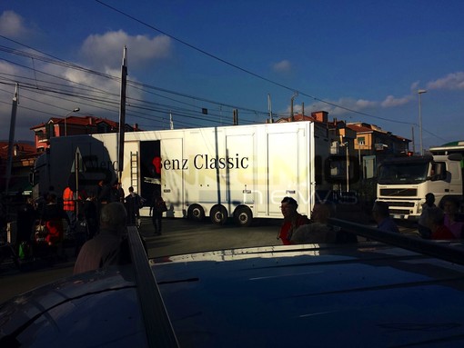 Diano Marina: tir della Mercedes incastrato tra i tralicci al passaggio a livello. Treni fermi per un'ora (foto e video)
