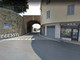 Pedoni a rischio nella galleria tra via Galilei e via Alighieri: cittadino denuncia anni di degrado e incuria