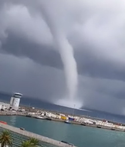 Dalle 15 siamo passati all'allerta 'giallo': previsto un miglioramento ma mercoledì tornano le nuvole, tromba marina in Corsica (Video) Dalle 15 siamo passati all'allerta 'giallo': previsto un miglioramento ma mercoledì tornano le nuvole, tromba marina in Corsica (Video)