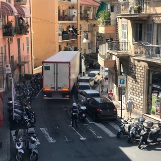 Sanremo: Tir incastrato nella parte finale di via San Francesco, intervento della Polizia Municipale Sanremo: Tir incastrato nella parte finale di via San Francesco, intervento della Polizia Municipale
