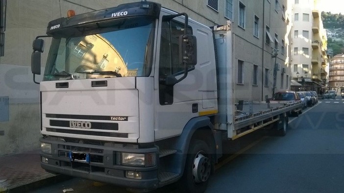 Ventimiglia: la Polizia di Frontiera sequestra 9 kg di 'maria' nascosti in un autocarro, due persone arrestate Ventimiglia: la Polizia di Frontiera sequestra 9 kg di 'maria' nascosti in un autocarro, due persone arrestate