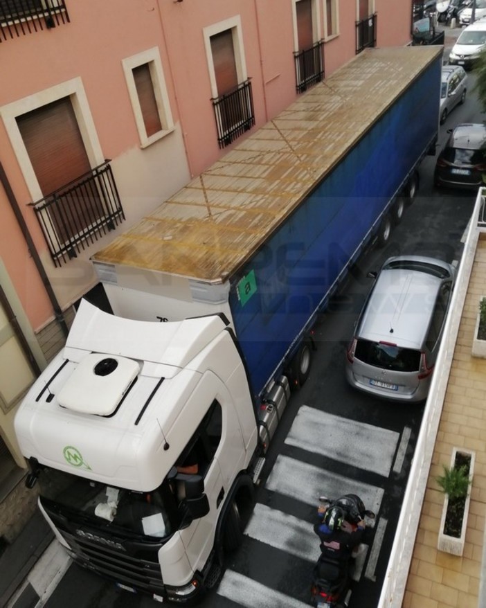 Sanremo: grosso Tir imbocca erroneamente corso Inglesi e rischia di rimanere incastrato (Foto) Sanremo: grosso Tir imbocca erroneamente corso Inglesi e rischia di rimanere incastrato (Foto)