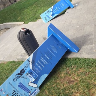 I totem abbattuti di fronte a Santa Tecla