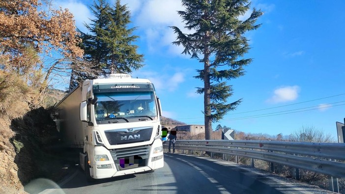 Tir incastrato sul colle di Nava dal versante imperiese: traffico rallentato Tir incastrato sul colle di Nava dal versante imperiese: traffico rallentato