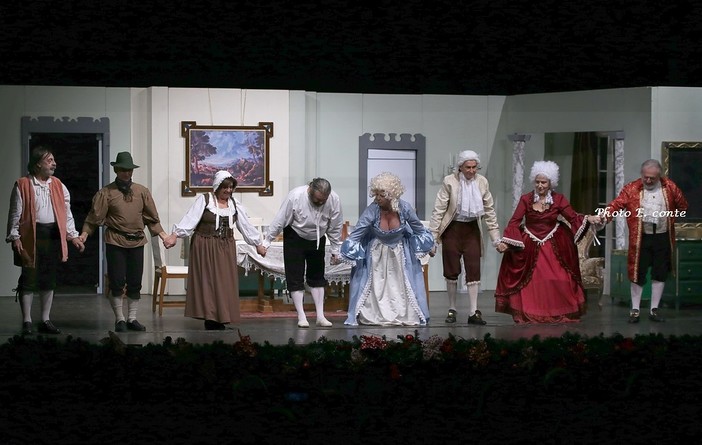 Bordighera: il ‘Teatro della Luna’ di Vallecrosia ieri sera sul palcoscenico del Palazzo del Parco (Foto)