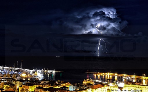 Imperiese, allerta per il passaggio dei temporali: raffiche oltre i 90 km/h, ARPAL segnala burrasca forte su tutta la provincia Imperiese, allerta per il passaggio dei temporali: raffiche oltre i 90 km/h, ARPAL segnala burrasca forte su tutta la provincia