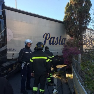 Sanremo: Tir incastrato in via Duca D'Aosta, intervento dei Vigili del Fuoco e della Polizia Municipale (Foto)