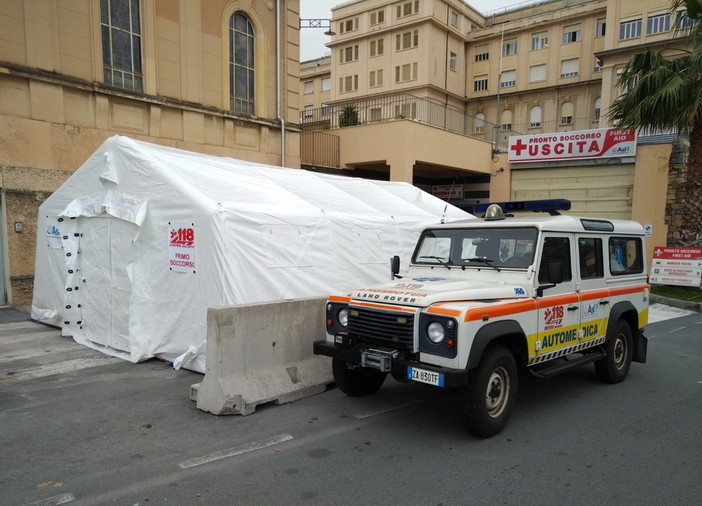 Sistemata la tenda pre-triage di fronte al pronto soccorso di Sanremo, domani un'altra a Imperia (Foto)