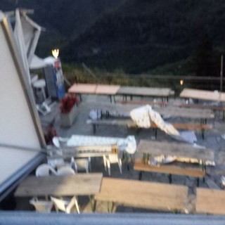 Vento forte nella notte a Perinaldo: ribaltata e distrutta la copertura del piazzale delle feste (Foto) Vento forte nella notte a Perinaldo: ribaltata e distrutta la copertura del piazzale delle feste (Foto)