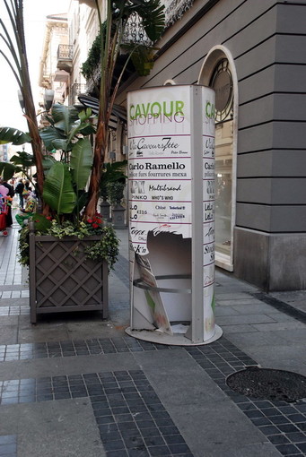 Sanremo: in via Matteotti un totem pubblicitario distrutto, brutto biglietto da visita in questo weekend Sanremo: in via Matteotti un totem pubblicitario distrutto, brutto biglietto da visita in questo weekend