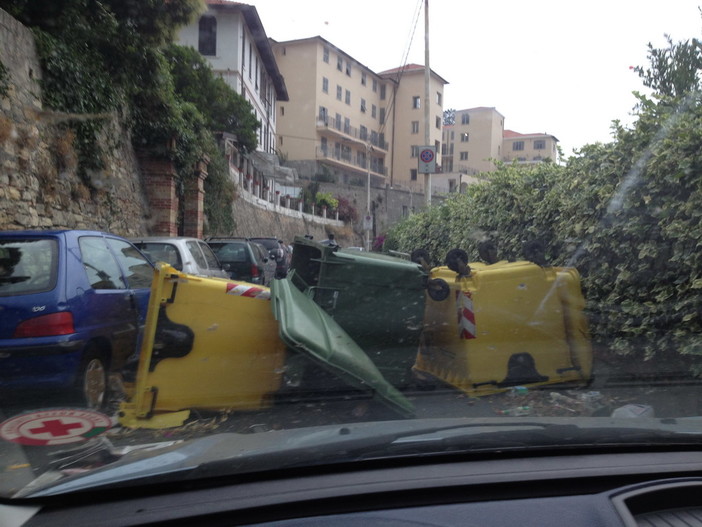 Sanremo: forte temporale di questa mattina, bidoni contro le auto. Lettore "A noi chi ci risarcisce?"