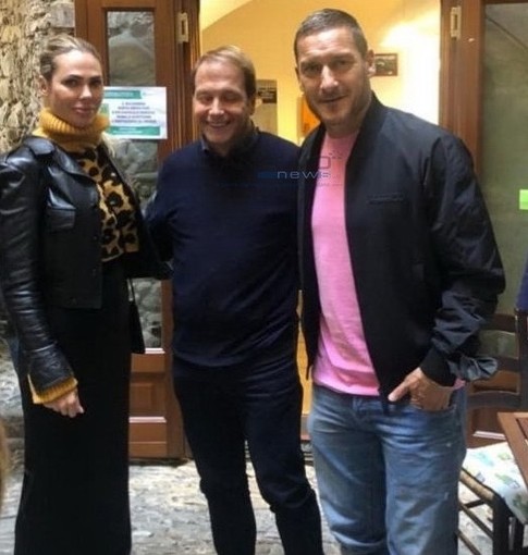 Francesco Totti e Ilary Blasi a Dolceacqua con il sindaco Fulvio Gazzola Francesco Totti e Ilary Blasi a Dolceacqua con il sindaco Fulvio Gazzola