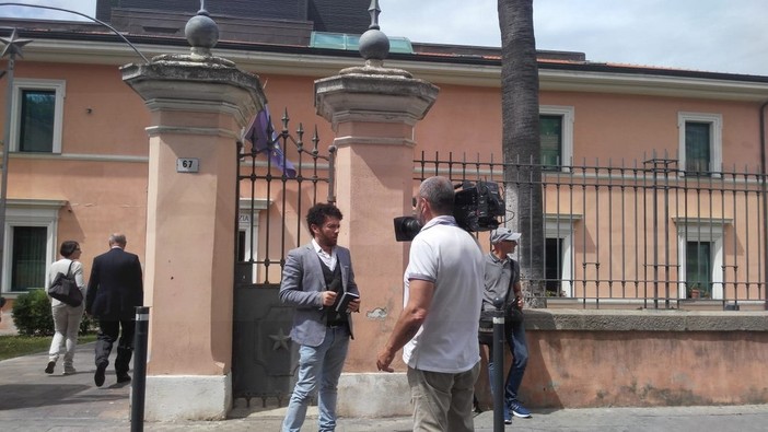 Imperia: stamattina in tribunale una troupe di 'Presa diretta' per registrare un servizio sui 'Furbetti del Cartellino' (Foto) Imperia: stamattina in tribunale una troupe di 'Presa diretta' per registrare un servizio sui 'Furbetti del Cartellino' (Foto)