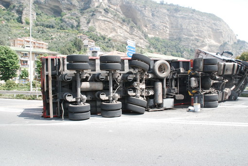 Ventimiglia: velocità troppo elevata in curva, camion si ribalta vicino a Roverino. Conducente illeso