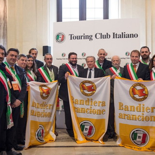 Enel regala ai Comuni ‘Bandiera Arancione’ le colonnine per la ricarica delle auto elettriche (Video) Enel regala ai Comuni ‘Bandiera Arancione’ le colonnine per la ricarica delle auto elettriche (Video)