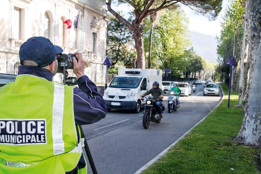 Mentone: automobilisti attenzione, la Polizia Municipale ha il telelaser per l'eccesso di velocità ma non solo Mentone: automobilisti attenzione, la Polizia Municipale ha il telelaser per l'eccesso di velocità ma non solo