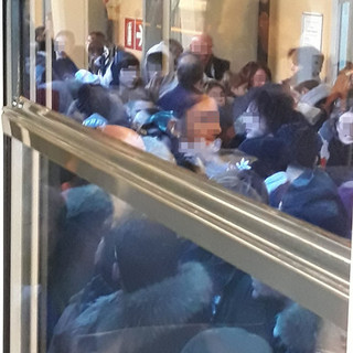 Dal Piemonte alla Liguria: "Pagare il biglietto del treno per fare due ore di viaggio inscatolati come sardine!" Dal Piemonte alla Liguria: "Pagare il biglietto del treno per fare due ore di viaggio inscatolati come sardine!"