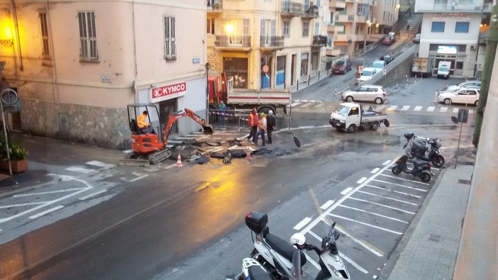 Sanremo: si rompe una condotta dell'acqua, pronto intervento dell'Amaie ma problemi per molti cittadini