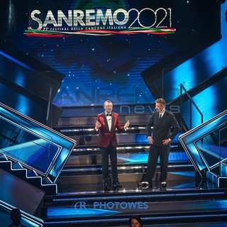 Amadeus e Fiorello sul palco dell'Ariston