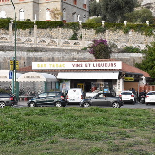 La rivendita al confine di Ponte San Ludovico, una delle più conosciute dai francesi La rivendita al confine di Ponte San Ludovico, una delle più conosciute dai francesi