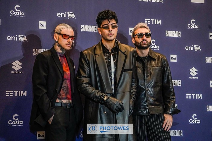 Sanremo: musica da un terrazzo di piazza Bresca, a sorpresa il concerto dei 'The Kolors' è la forza del Festival diffuso (Video)