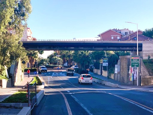 San Bartolomeo al Mare prosegue con gli interventi per la ciclovia: posizionamento dei tubi sul ponte di via Roma San Bartolomeo al Mare prosegue con gli interventi per la ciclovia: posizionamento dei tubi sul ponte di via Roma