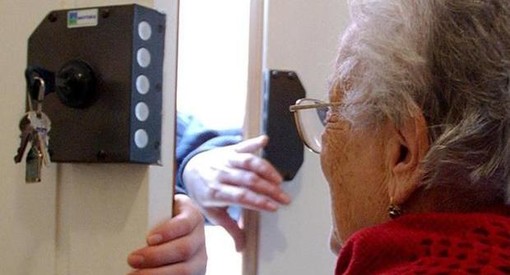 Attenzione alle truffe dei 'falsi corrieri dei medicinali': ci sono malviventi che si propongono soprattutto agli anziani Attenzione alle truffe dei 'falsi corrieri dei medicinali': ci sono malviventi che si propongono soprattutto agli anziani