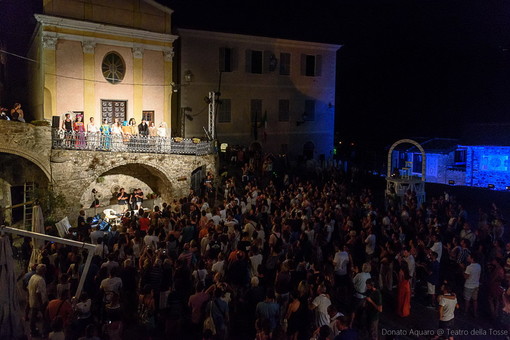 Apricale: dal 5 al 15 il 'Teatro della Tosse' con ‘E le stelle stanno a guardare’ e ‘Un milione di scatole cinesi’ Apricale: dal 5 al 15 il 'Teatro della Tosse' con ‘E le stelle stanno a guardare’ e ‘Un milione di scatole cinesi’