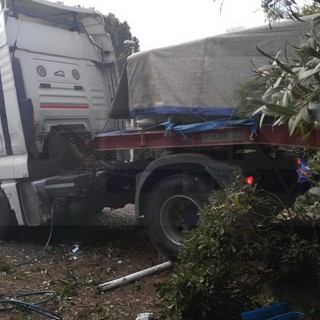 Imperia: dimentica il freno a mano ad un Tir che finisce sul piazzale di un condominio, alcune auto distrutte (Foto e Video)