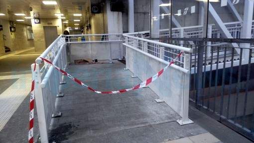 Imperia: nuovi problemi per i fruitori della stazione ferroviaria, chiuso il passaggio per attraversare l'argine Imperia: nuovi problemi per i fruitori della stazione ferroviaria, chiuso il passaggio per attraversare l'argine