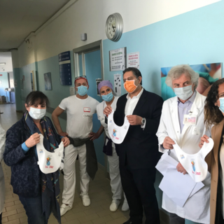 Il presidente Toti dona ai nuovi nati del 'Gaslini' i bavaglini di benvenuto nel giorno di Pasqua (Foto)