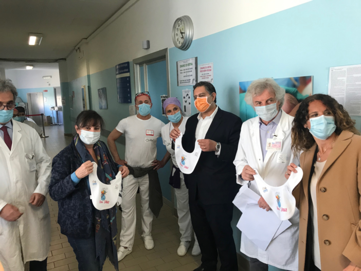 Il presidente Toti dona ai nuovi nati del 'Gaslini' i bavaglini di benvenuto nel giorno di Pasqua (Foto) Il presidente Toti dona ai nuovi nati del 'Gaslini' i bavaglini di benvenuto nel giorno di Pasqua (Foto)