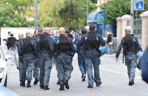 Sanremo: massiccio controllo delle forze dell'ordine e solo qualche 'sfottò' ieri tra i tifosi di Sanremese e Savona (Foto)
