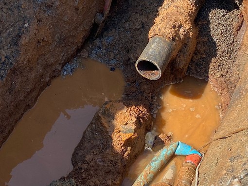 Sanremo: guasto a una tubazione di via Duca degli Abruzzi, operai di Rivieracqua al lavoro Sanremo: guasto a una tubazione di via Duca degli Abruzzi, operai di Rivieracqua al lavoro