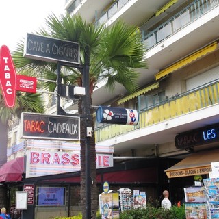 Dopo alcuni anni tornano ad aumentare le sigarette in Francia: si prevedono affari d'oro per i tabaccai al confine