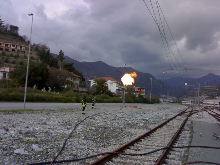 Ventimiglia: Vigili del Fuoco al lavoro stanotte per la perdita da una Ferrocisterna Ventimiglia: Vigili del Fuoco al lavoro stanotte per la perdita da una Ferrocisterna