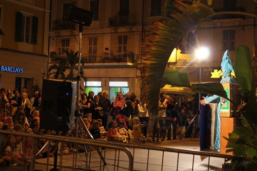 Sanremo: grande partecipazione agli spettacoli del 'Teatro dei Mille Colori' in piazza Borea d'Olmo