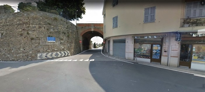 Pedoni a rischio nella galleria tra via Galilei e via Alighieri: cittadino denuncia anni di degrado e incuria