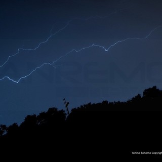 La foto del temporale di stanotte (Tonino Bonomo). Sotto i danni in via Agnesi ad Imperia